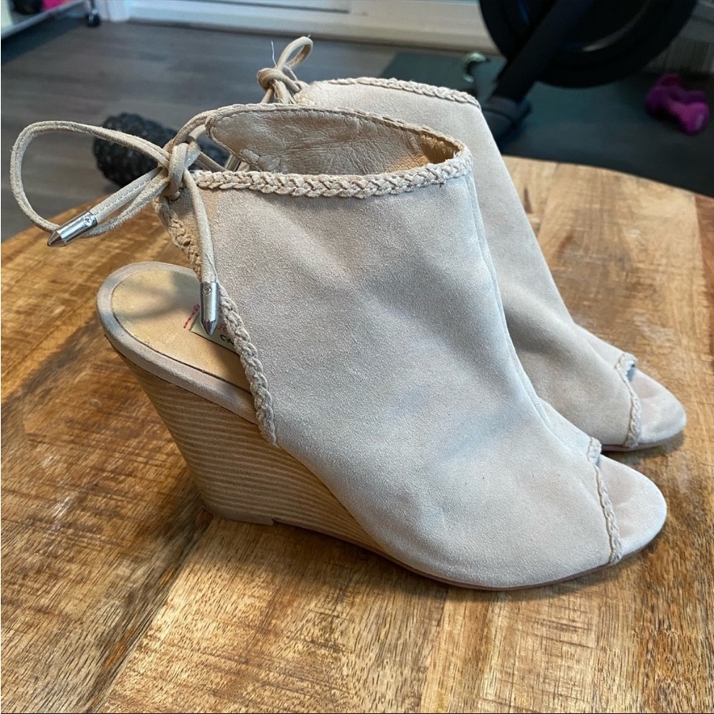 Kristin Cavallari for Chinese Laundry tan wedges